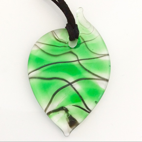 🍃Glass Leaf Necklace - Picture 3 of 4